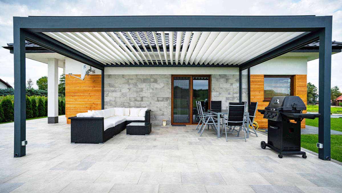photo terrasse avec pergola bioclimatique aluminium au dessus salon de jardin
