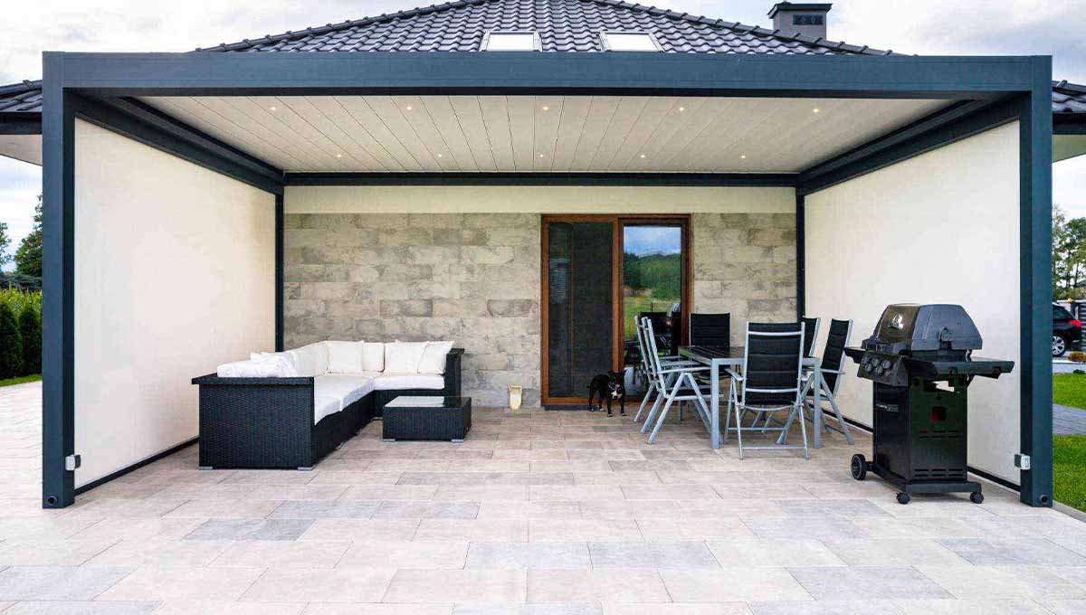 photo terrasse avec pergola bioclimatique aluminium au dessus salon de jardin