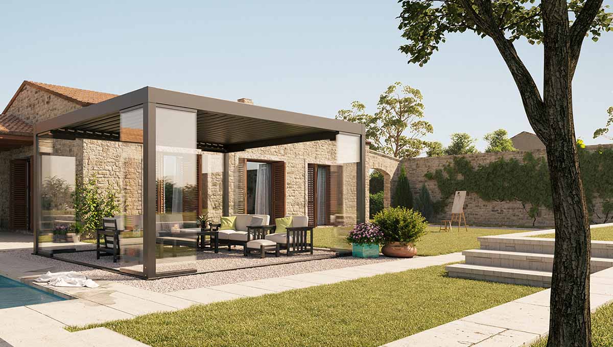 pergola bioclimatique essential sur terrasse contre façade de maison ancienne