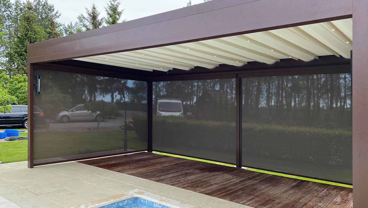 pergola tissu rétractable cubic devant piscine partiellement fermée