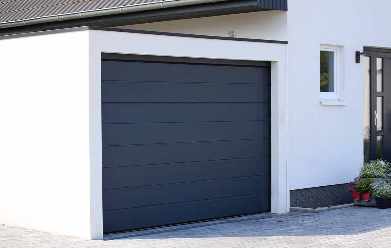 photo façade avec porte garage résidentielle sectionnelle eno oknoprime gris 7016